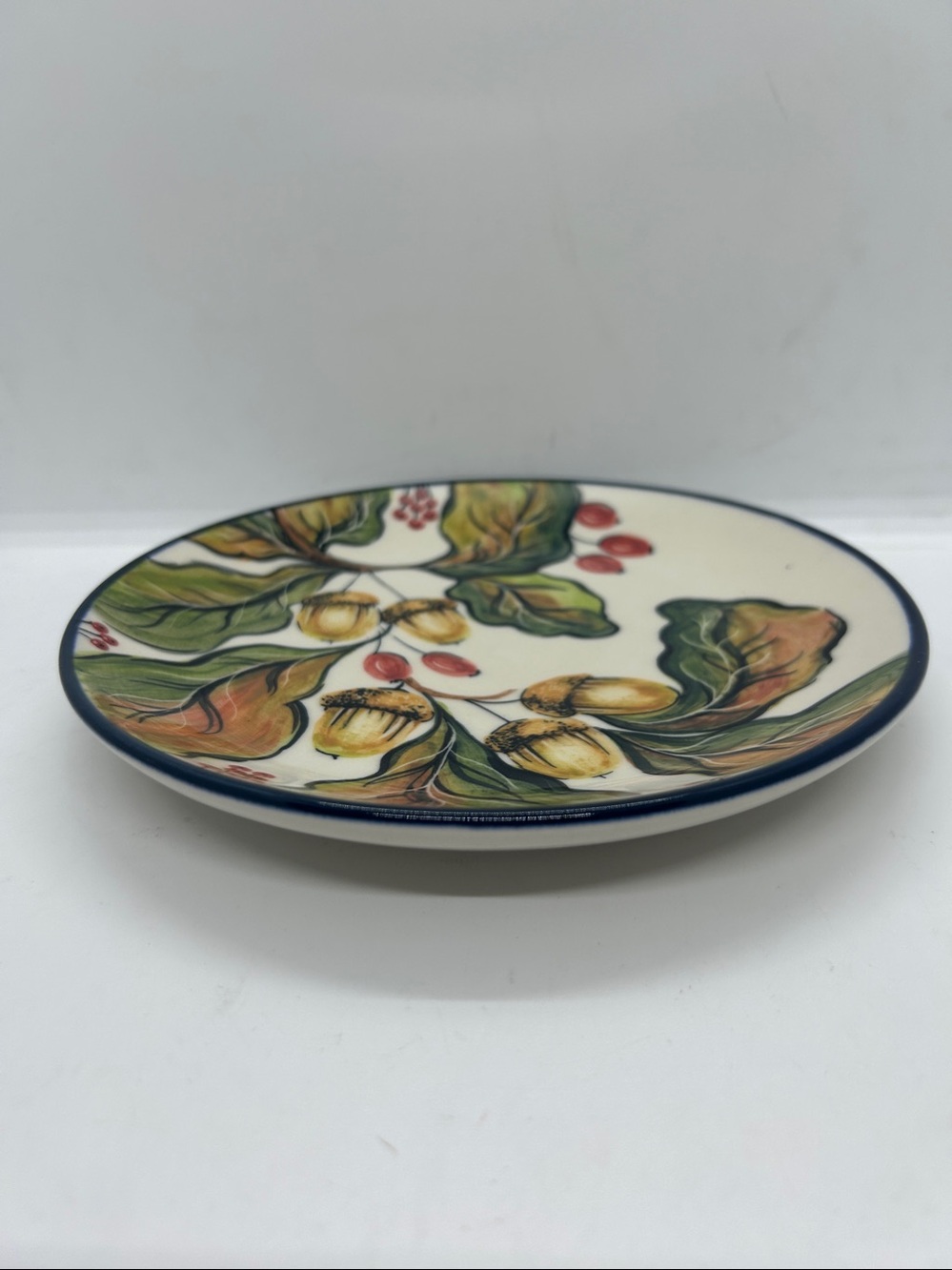 Hand-Painted Acorn & Leaf Cerámica Plate in Green, Yellow & Red - Picture 3 of 7